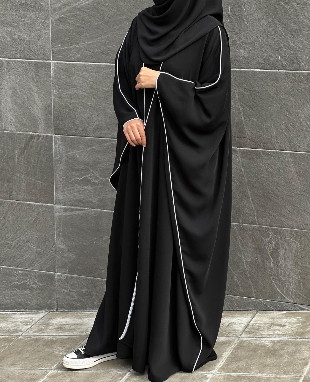 Delicate Piping Bisht Abaya (Pre- Order)