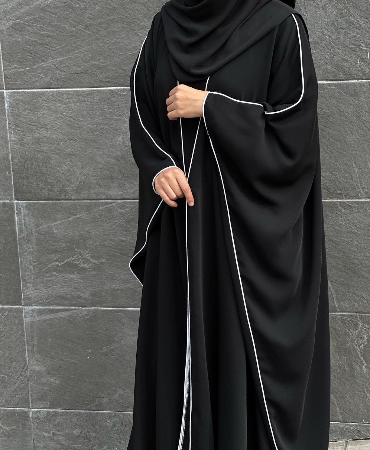 Delicate Piping Bisht Abaya (Pre- Order)